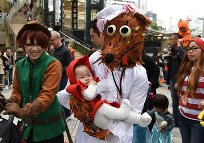 エルサからアイアンマンまで、映画の役になりきってハロウィンパレード　東京