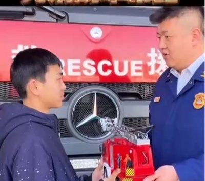 夜中に走る少年 消防車を先導 中国・内モンゴル自治区