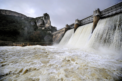 スペイン、集中豪雨でダムが異常増水