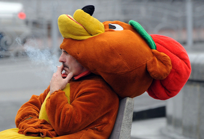 クマも疲れて一服？ウクライナ