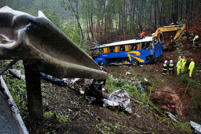 バスが谷に転落、10人死亡 ポルトガル
