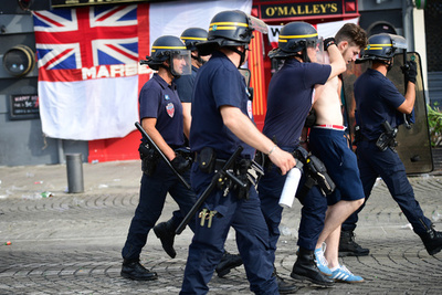 イングランドのフーリガン、1000人以上がロシア渡航禁止に