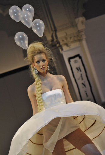 ブダペストの美術館でファッションショー