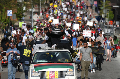 黒人青年死亡で警官訴追のボルティモア、市民ら歓喜の行進