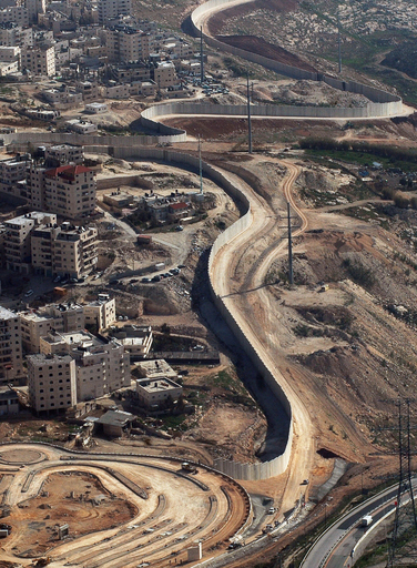 「職無くやむをえず」、ユダヤ人入植地の建設現場で働くパレスチナ人