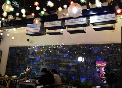 ご注文の品は空から、モノレールが料理を運ぶ店 重慶