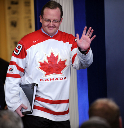 賭けに負けた米報道官、カナダのユニフォームで会見