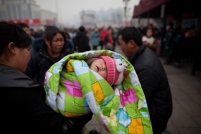 一人っ子政策取り締まり中に男児死亡、中国
