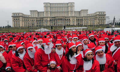 4000人近くのサンタが大集合、ギネスに挑戦