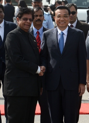 中国の李首相、初の外遊でインド訪問