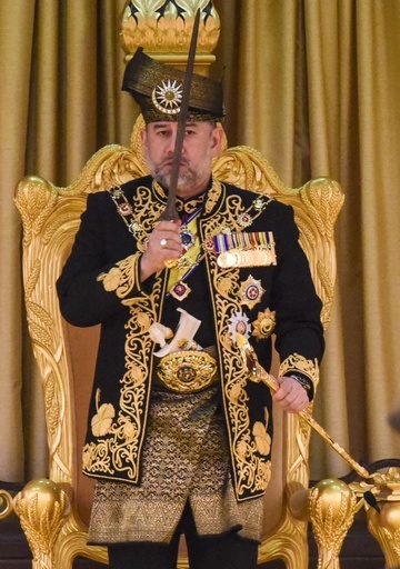 マレーシア国王が即位式、短剣とコーランに口づけ