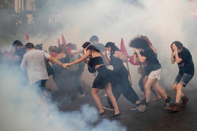 デモ制限する新法案に抗議、警察と衝突 ギリシャ