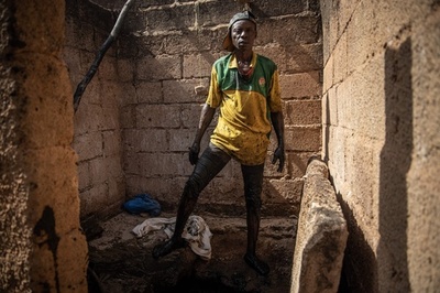 無防備でトイレ汚水槽を掃除、清掃人の苦しみの人生 ブルキナファソ