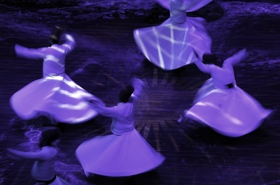 スーフィーの旋回舞踊を披露、トルコ