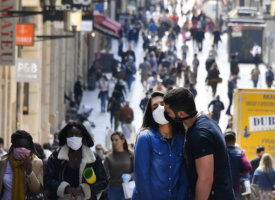 仏映画界、キスシーンの撮影再開 コロナ危機後初