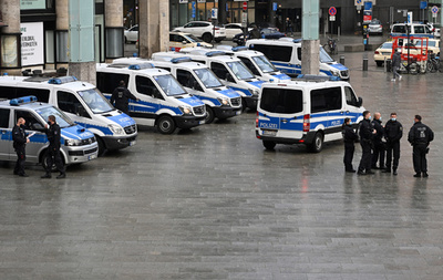 独税関で強盗、被害8億円 容疑者3人逃走中