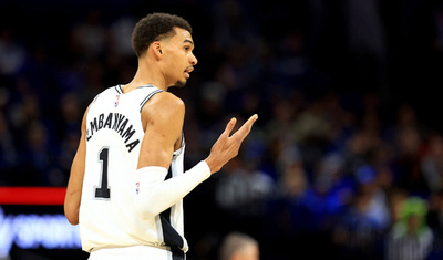 ウェンバンヤマ、歴史的なトリプルダブルを達成