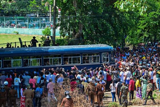 スリランカの刑務所で暴動 刑務官含む26人死亡、100人以上負傷