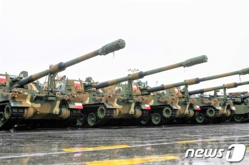 ポーランドの海軍基地に到着したK-2戦車とK-9自走砲(c)AFP/news1