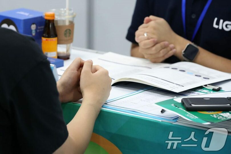 就職準備生と企業関係者による就職相談(c)news1