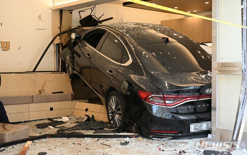 光州東区のカフェに乗用車が突っ込んだ事故現場(c)NEWSIS