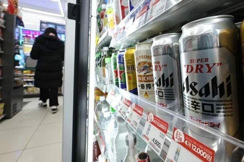ソウル市内のコンビニに並ぶアサヒビール(c)news1