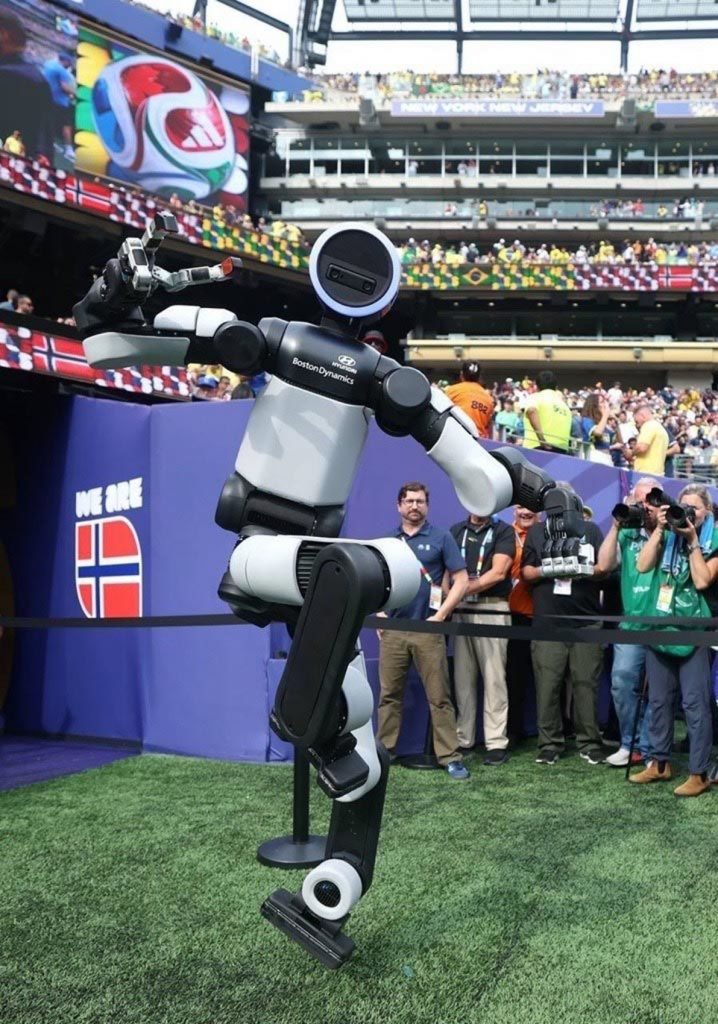 サッカー選手ハリー・ケインのゴールパフォーマンスを披露する人型ロボット「アトラス」(c)NEWSIS
