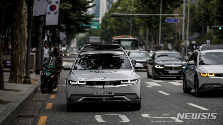ソウル市江南区テヘラン路近くで開かれた自動運転モビリティロボライドモデルサービスの試乗イベントで、自動運転電気自動車が道路を走行している(c)NEWSIS
