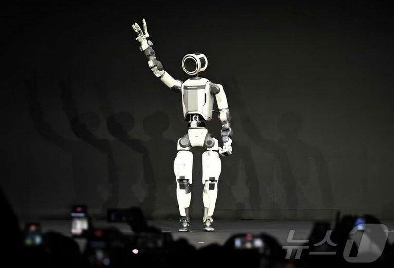 世界最大級の家電・IT見本市「CES 2026」の開幕を翌日に控え、米ラスベガスで開かれた現代自動車グループの記者会見で手を振る次世代電動式「アトラス」の試作機(c)news1