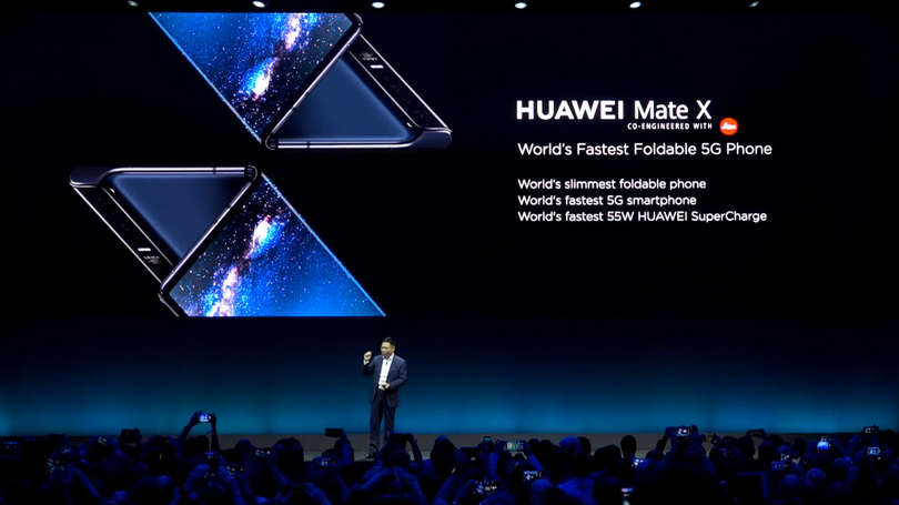 中国で折り畳みスマホ好調 新機種の発売相次ぐ