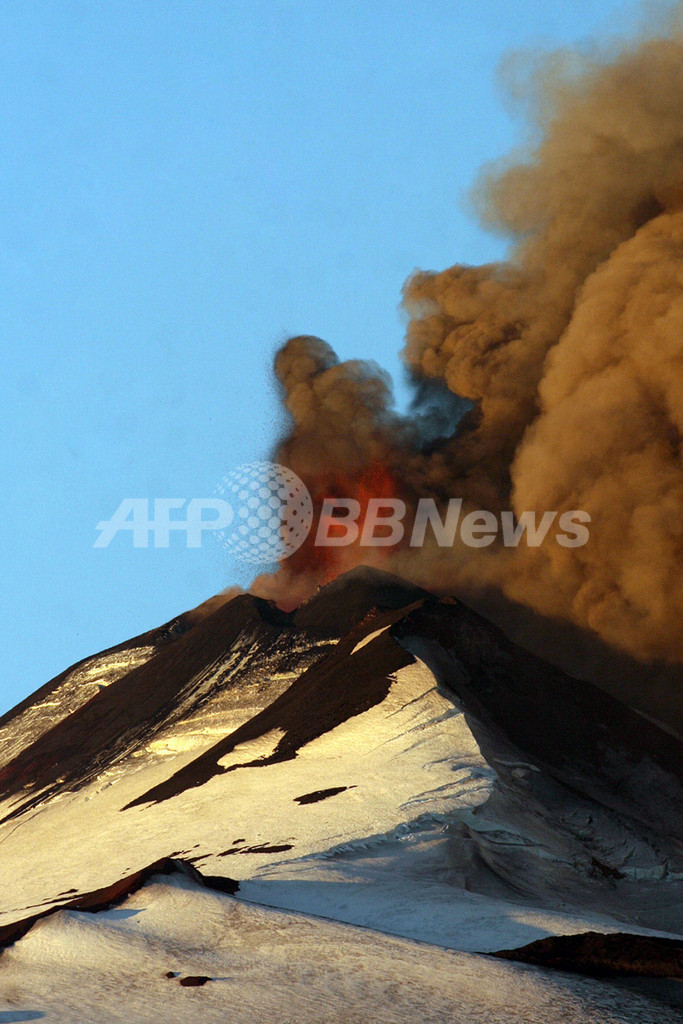 チリ南部で火山噴火、150人が避難