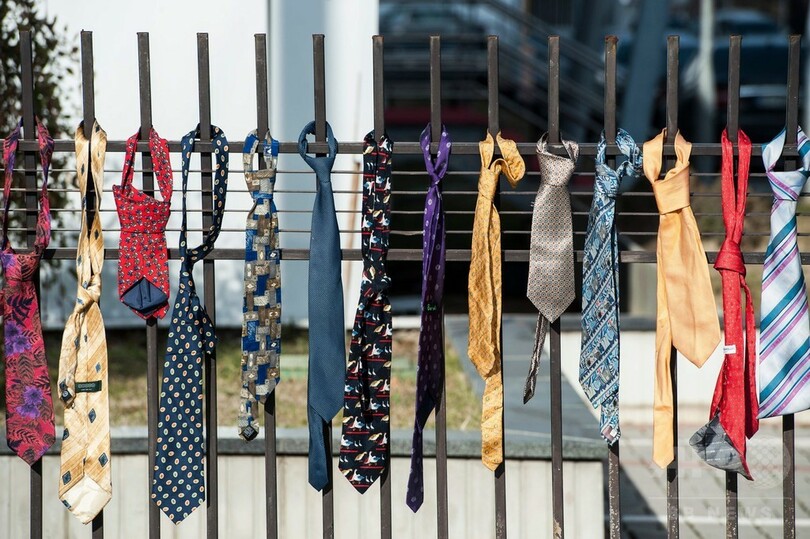 首相の給与倍増に市民激怒、政府庁舎にネクタイつるす コソボ 