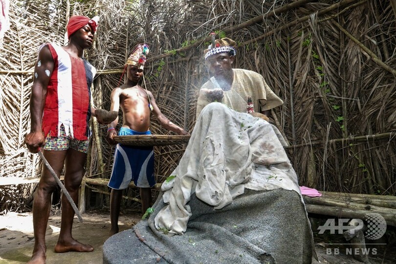 秘密結社が刻む心と体の傷、女性器切除の儀式 シエラレオネ