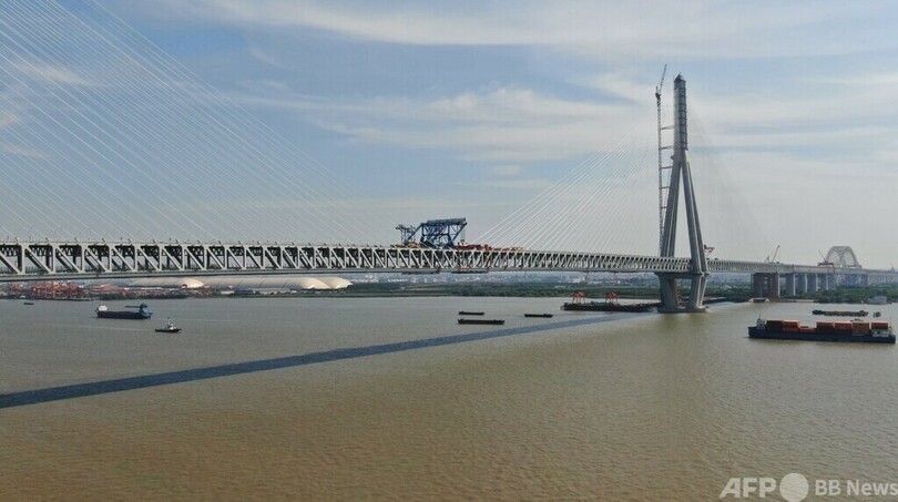 世界最大スパン斜張橋 鉄鋼橋げたの揚取り付け完了 6月上旬に貫通予定