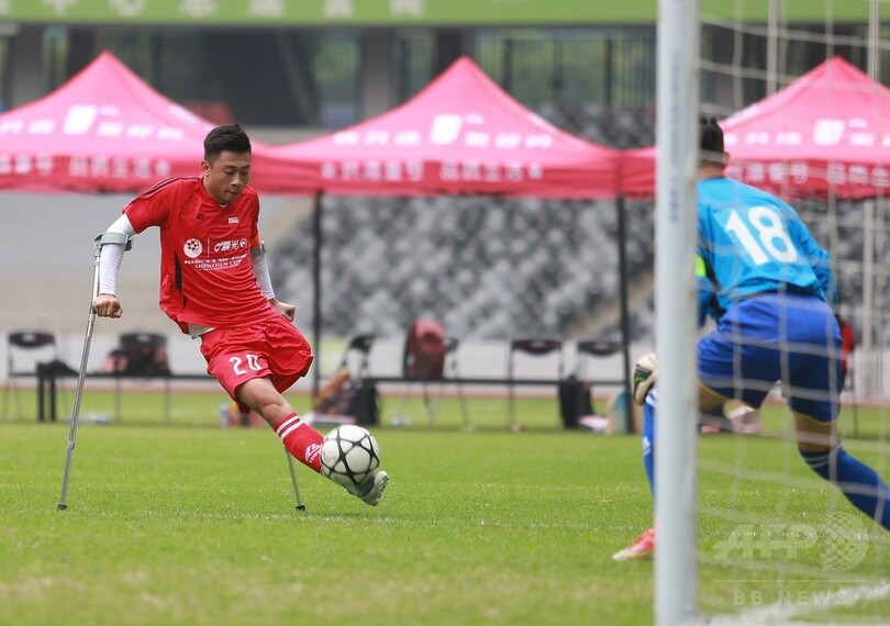 中国サッカーファンのハートをつかむ「片脚の王様」