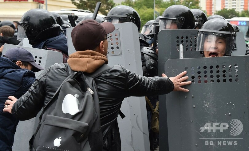 カザフ大統領選 現職トカエフ氏の圧勝確実 野党デモで約500人拘束