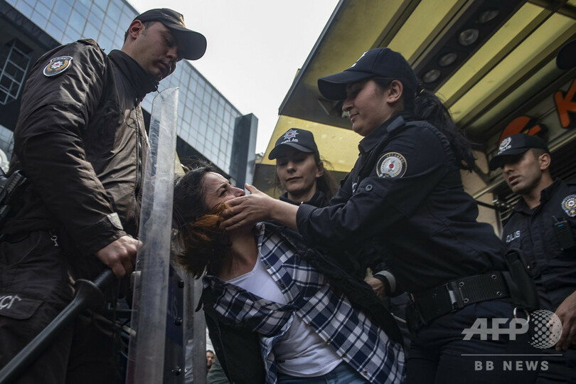 「4人の警官、1人のデモ参加者」