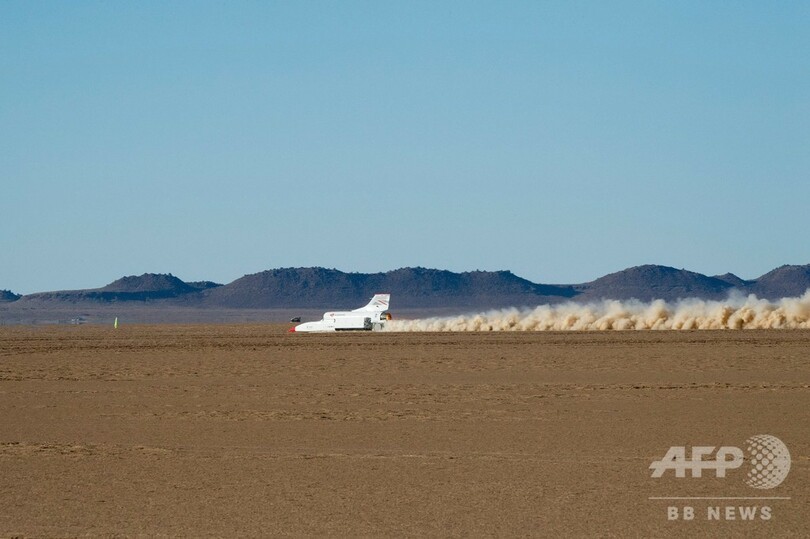 目指すは時速1600キロ 超音速自動車「ブラッドハウンド」が試運転