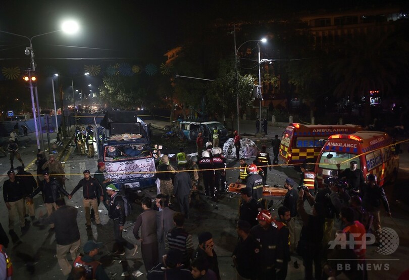 パキスタン東部で爆発、13人死亡82人負傷 警察狙った自爆攻撃か