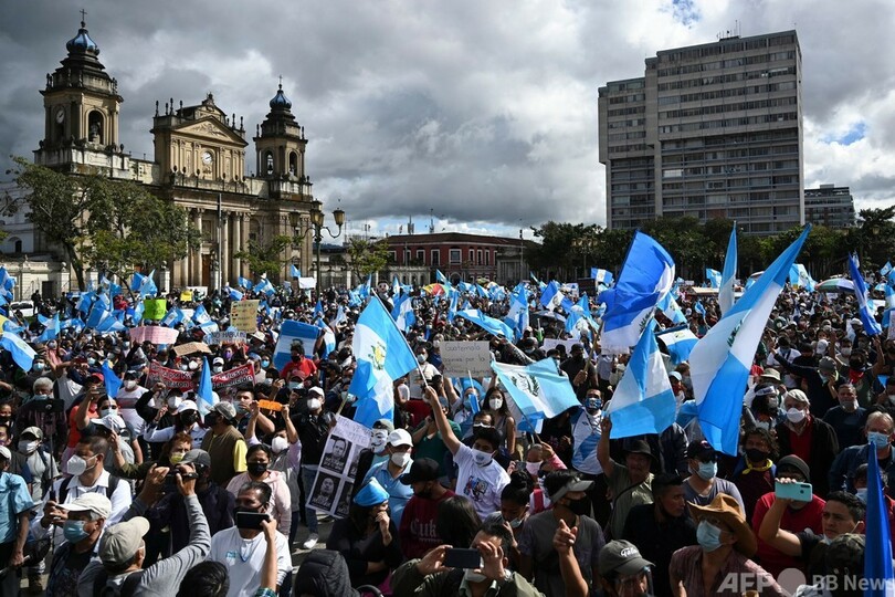 グアテマラ国会議事堂にデモ隊が放火、大統領の辞任要求 新予算案に怒り殺到
