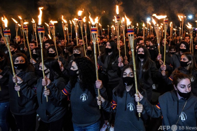 アルメニア虐殺から106年、たいまつ掲げ市民ら首都行進