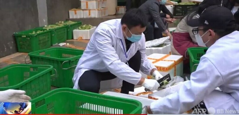 感染者発生で大学が閉鎖 教授らが学食の料理人に変身 中国・成都市