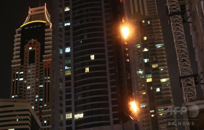 ドバイの超高層マンション「ザ・トーチ」で火災、上層階まで延焼