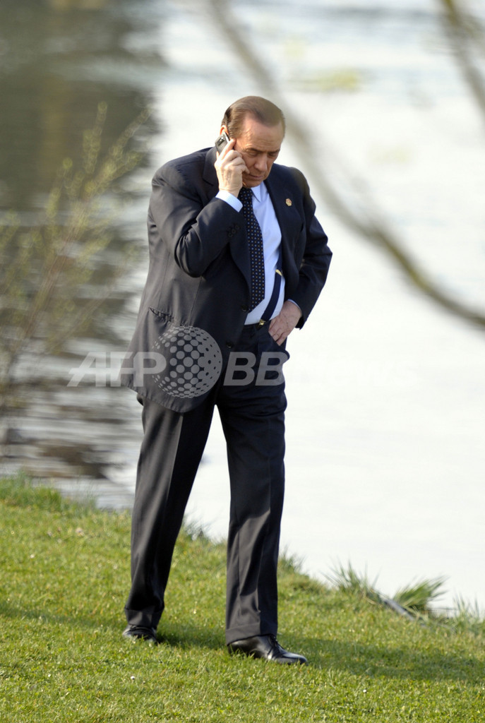 ベルルスコーニ氏、長電話でNATO集合写真に間に合わず