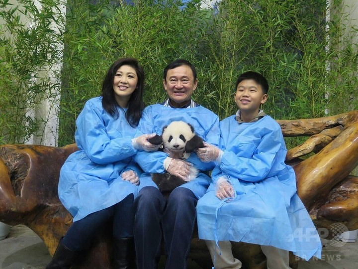タクシン元首相がパンダと写真、タイ軍政が神経とがらせる タクシン元首相がパンダと写真、タイ軍政が神経とがらせる