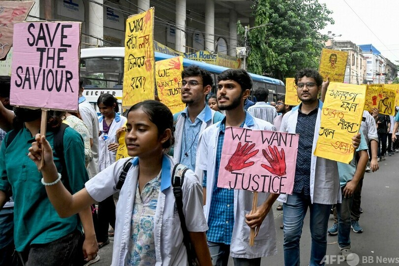 研修医が勤務先で強姦・殺害される、医師らが抗議のスト インド インド・コルカタ(旧カルカッタ)で、研修医が強姦された上で殺害された事件に抗議する活動家や医療従事者(2024年8月12日撮影)。(c)Dibyangshu SARKAR / AFP