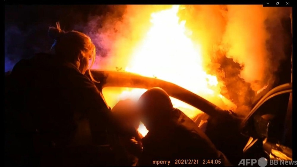 動画：大破・炎上の車から 警官のボディーカメラが捉えた救出劇 米