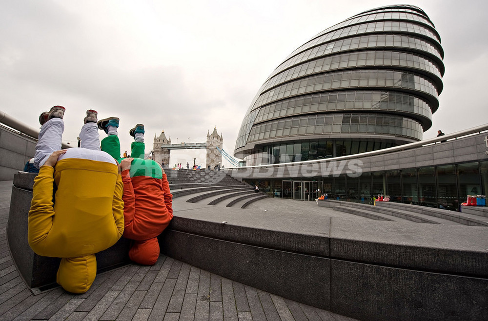 何とも不思議 ロンドンに出現した人間オブジェ 写真9枚 国際ニュース Afpbb News