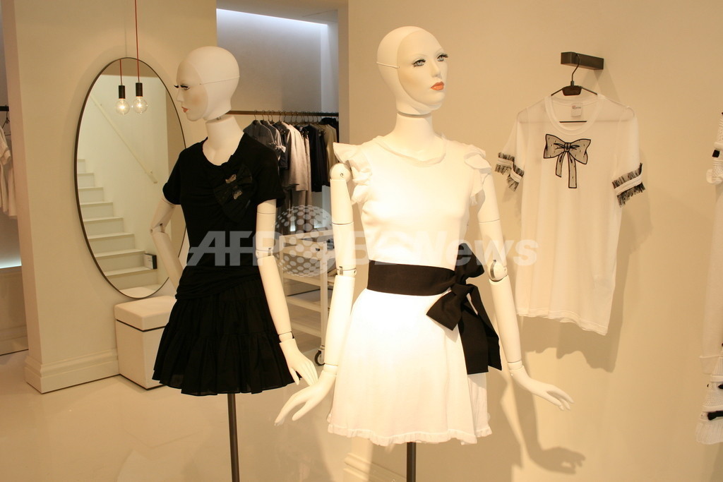 レッド ヴァレンティノ 青山ブティック、白とピンクで女子力アップ