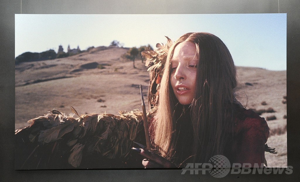 ニューヨークのホテルでレディー・ガガの衣装など展示